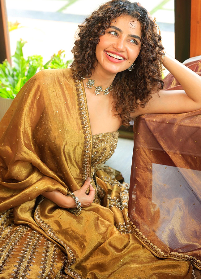 Anupama Parameswaran Shines Like Gold Photos12