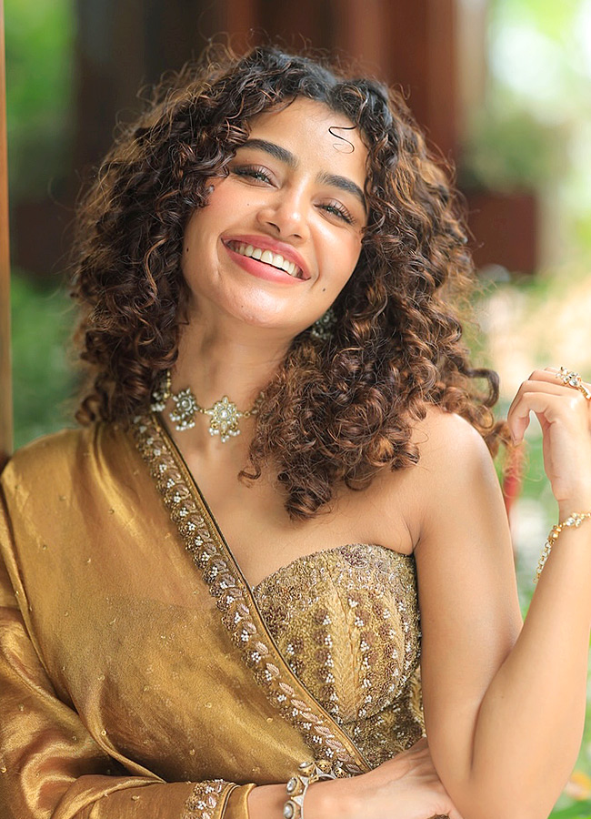 Anupama Parameswaran Shines Like Gold Photos6