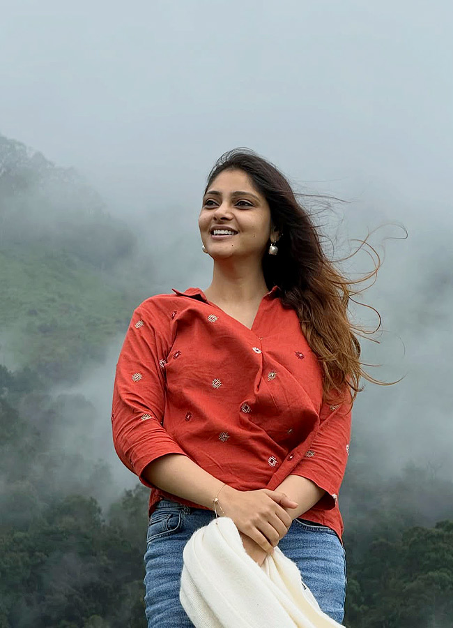 Heroine Rahasya Gorakh Chills Amidst the Lush Green Hills Photos2