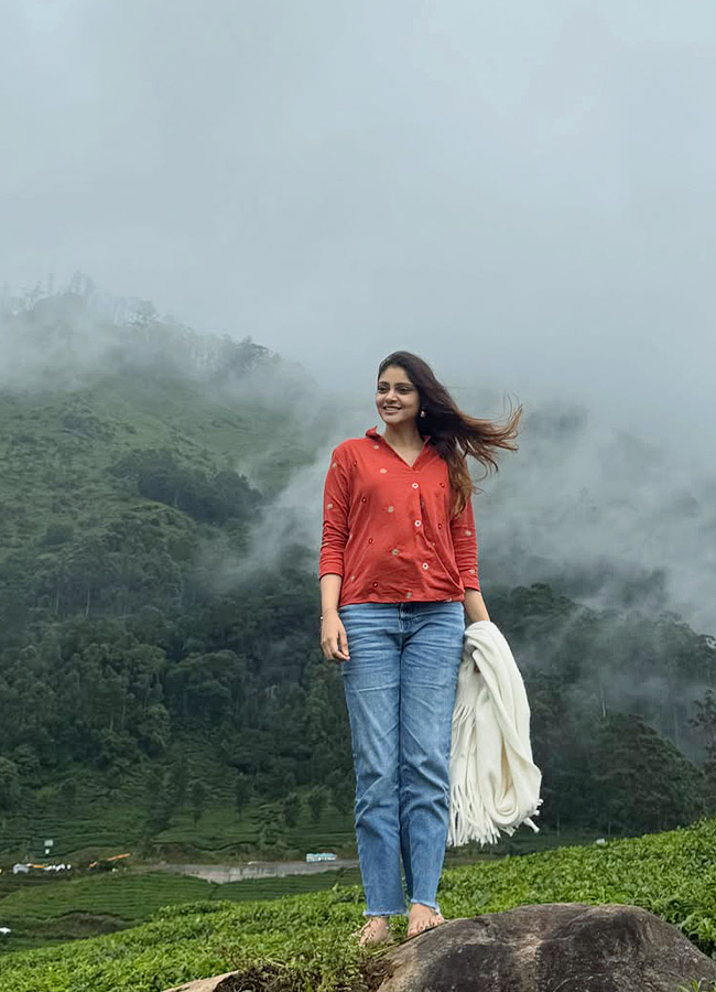 Heroine Rahasya Gorakh Chills Amidst the Lush Green Hills Photos4