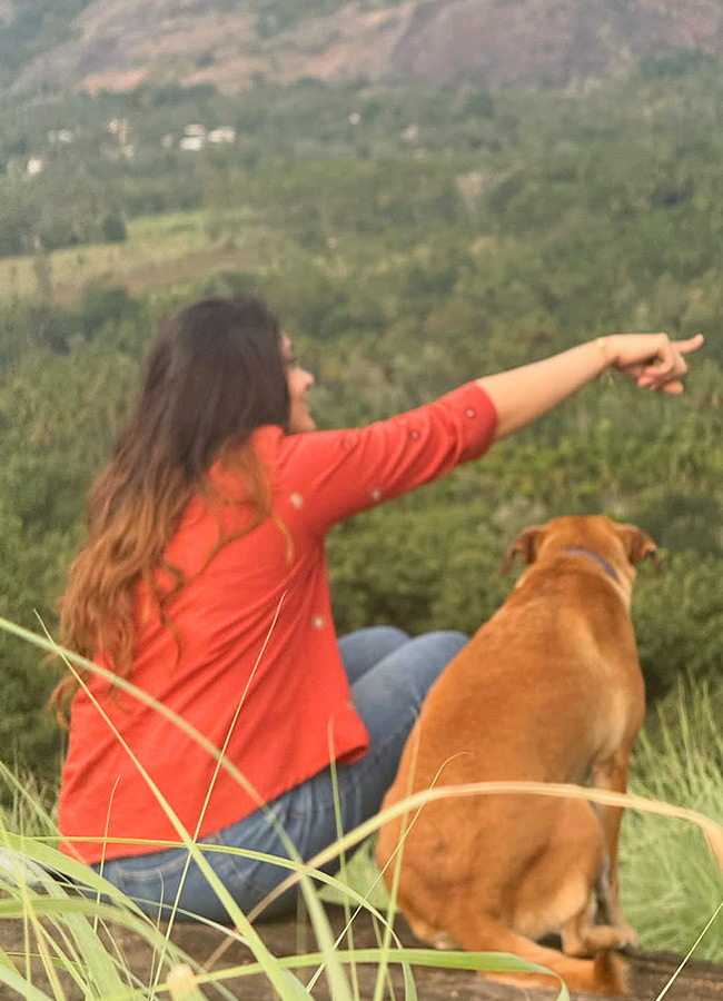 Heroine Rahasya Gorakh Chills Amidst the Lush Green Hills Photos5