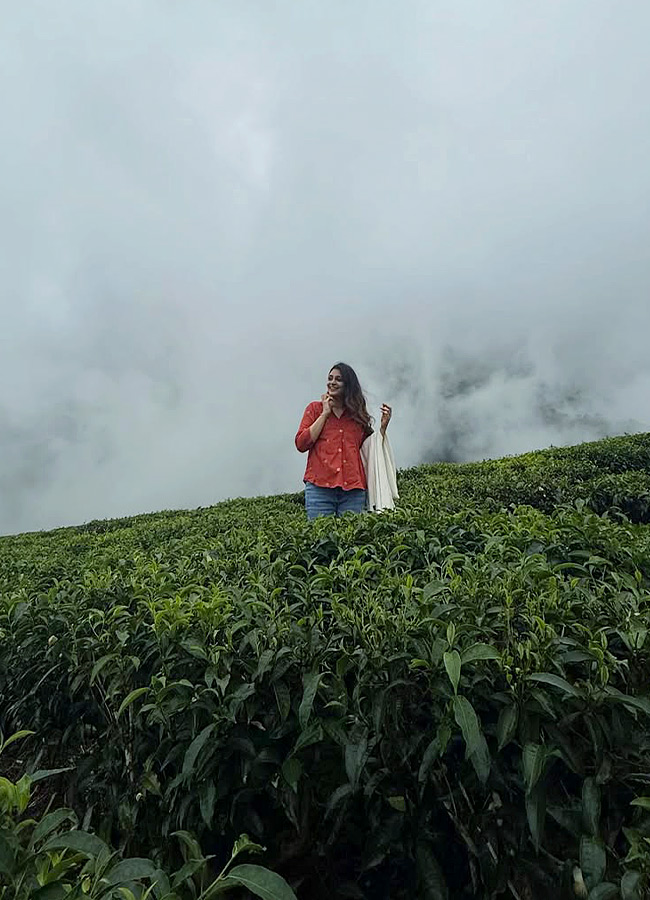 Heroine Rahasya Gorakh Chills Amidst the Lush Green Hills Photos6