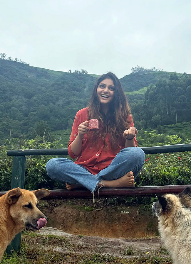 Heroine Rahasya Gorakh Chills Amidst the Lush Green Hills Photos7