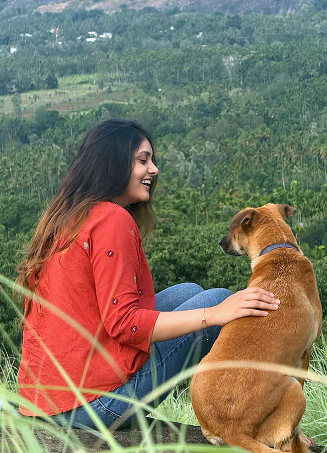 Heroine Rahasya Gorakh Chills Amidst the Lush Green Hills Photos8