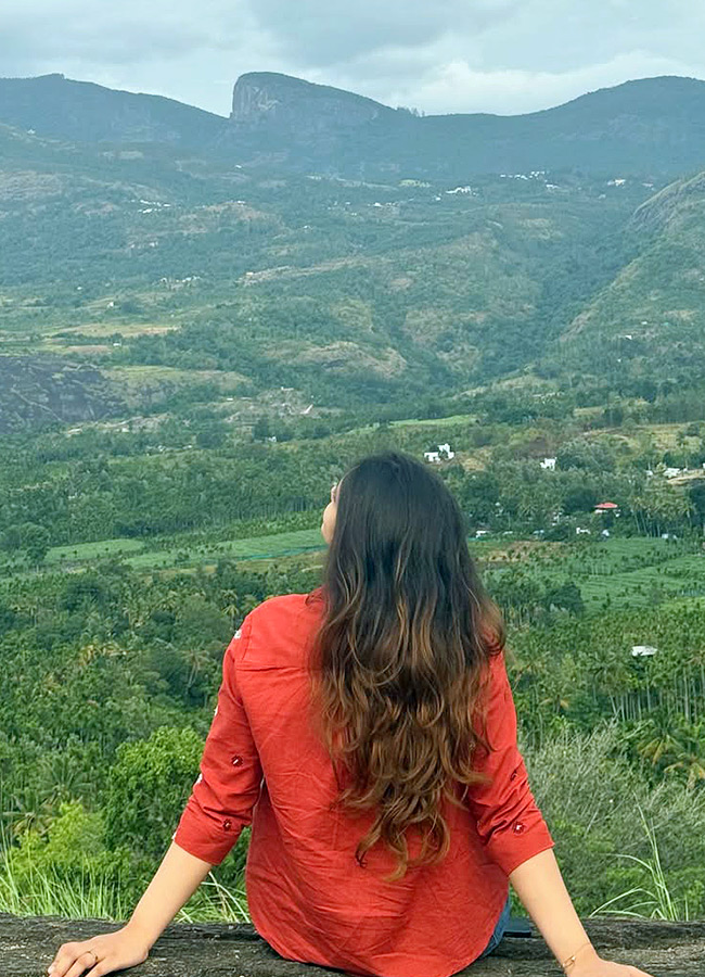 Heroine Rahasya Gorakh Chills Amidst the Lush Green Hills Photos9