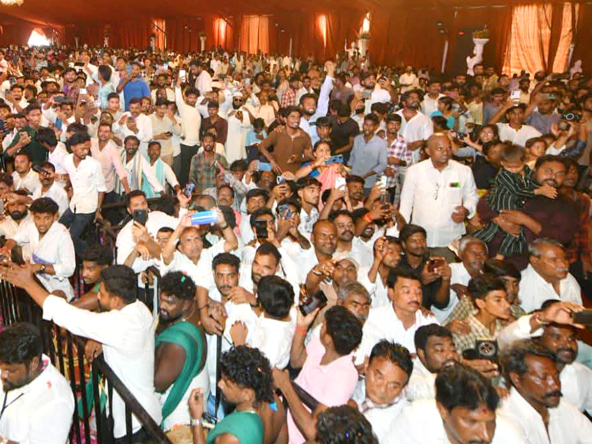 YS Jagan Receives Grand Welcome in Kurnool Photos11