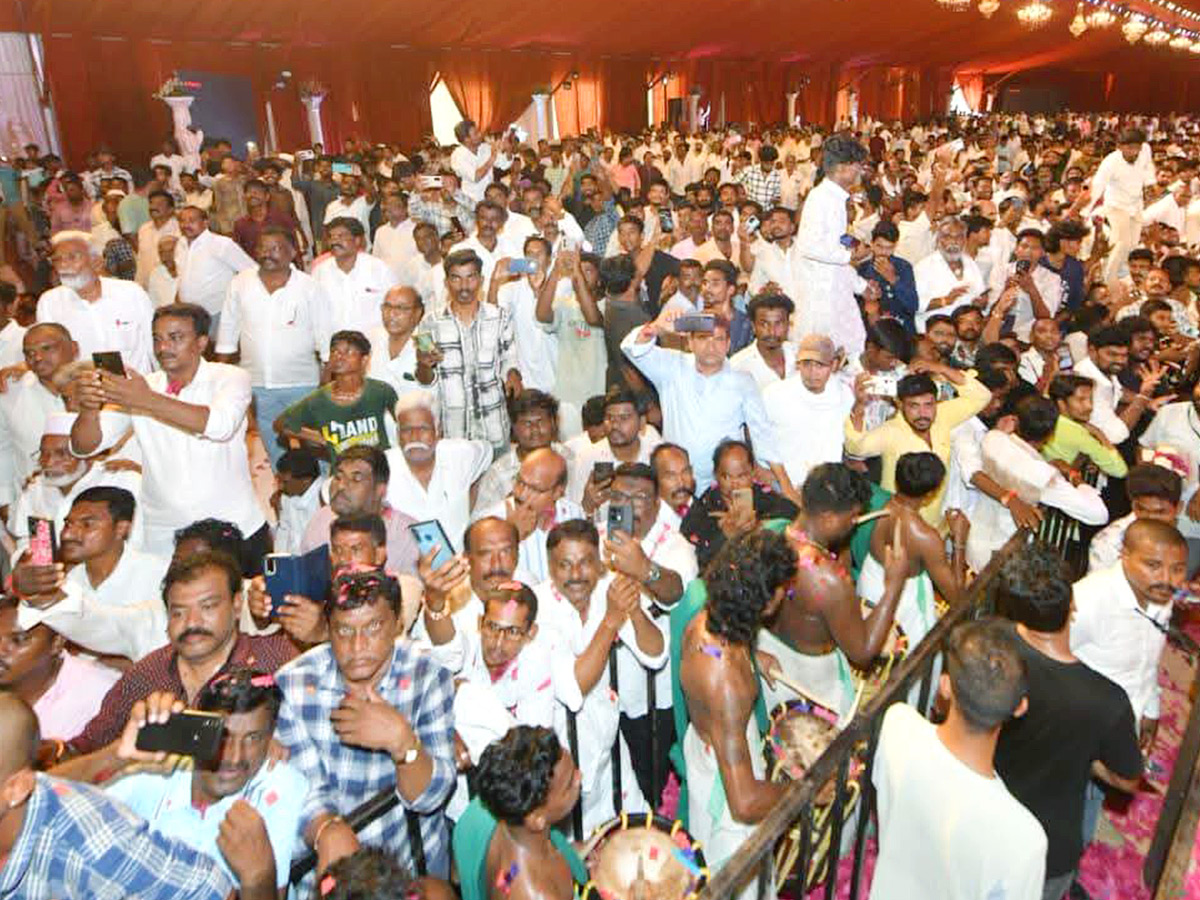 YS Jagan Receives Grand Welcome in Kurnool Photos12