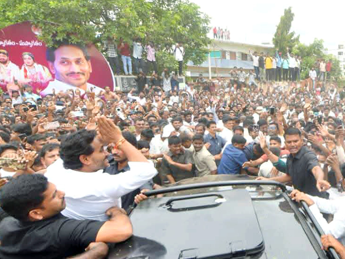 YS Jagan Receives Grand Welcome in Kurnool Photos13
