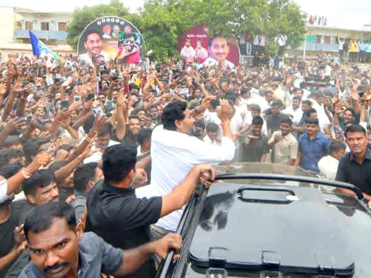 YS Jagan Receives Grand Welcome in Kurnool Photos14