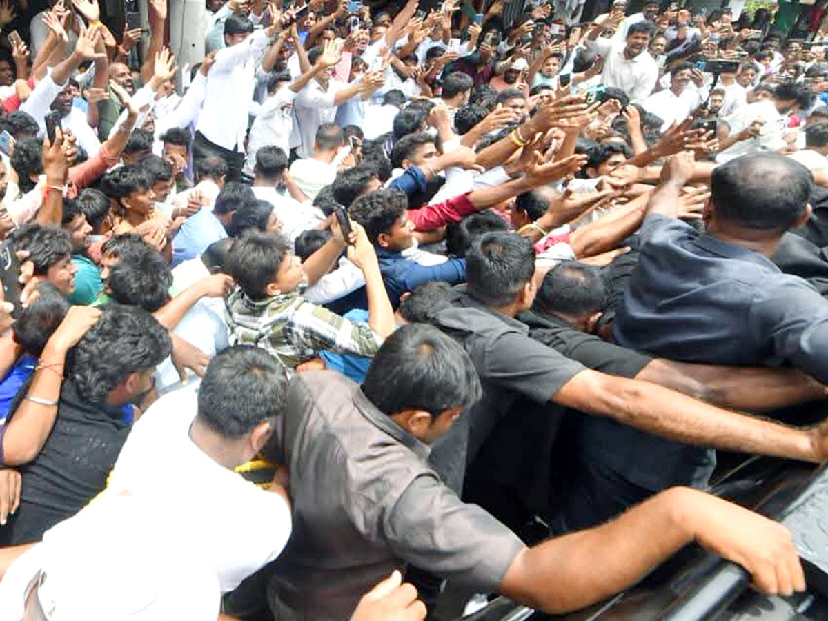 YS Jagan Receives Grand Welcome in Kurnool Photos15