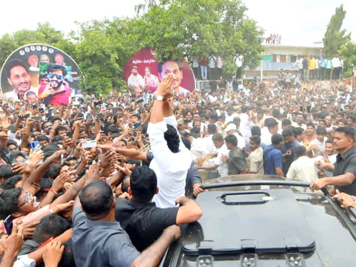 YS Jagan Receives Grand Welcome in Kurnool Photos16