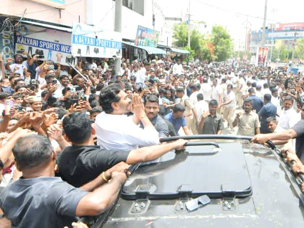 YS Jagan Receives Grand Welcome in Kurnool Photos2