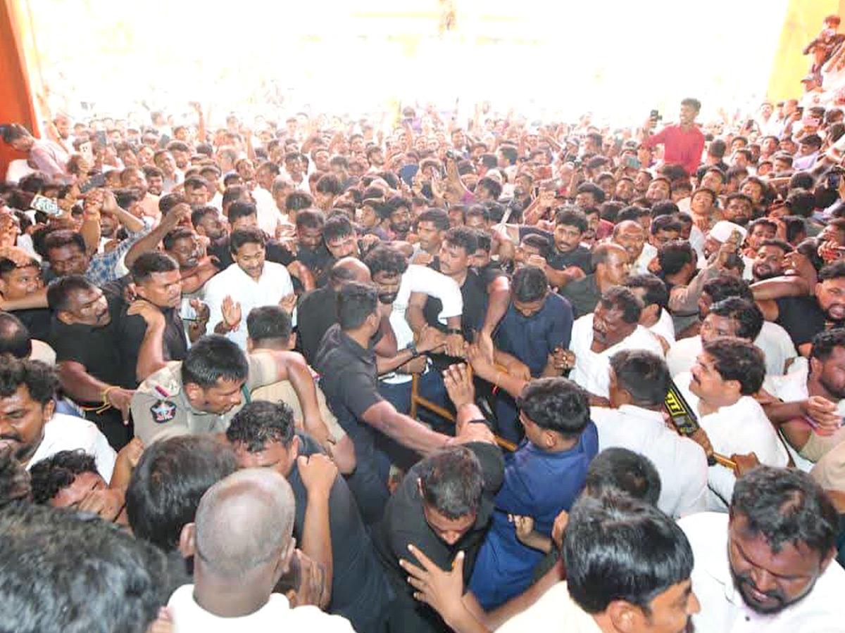 YS Jagan Receives Grand Welcome in Kurnool Photos3