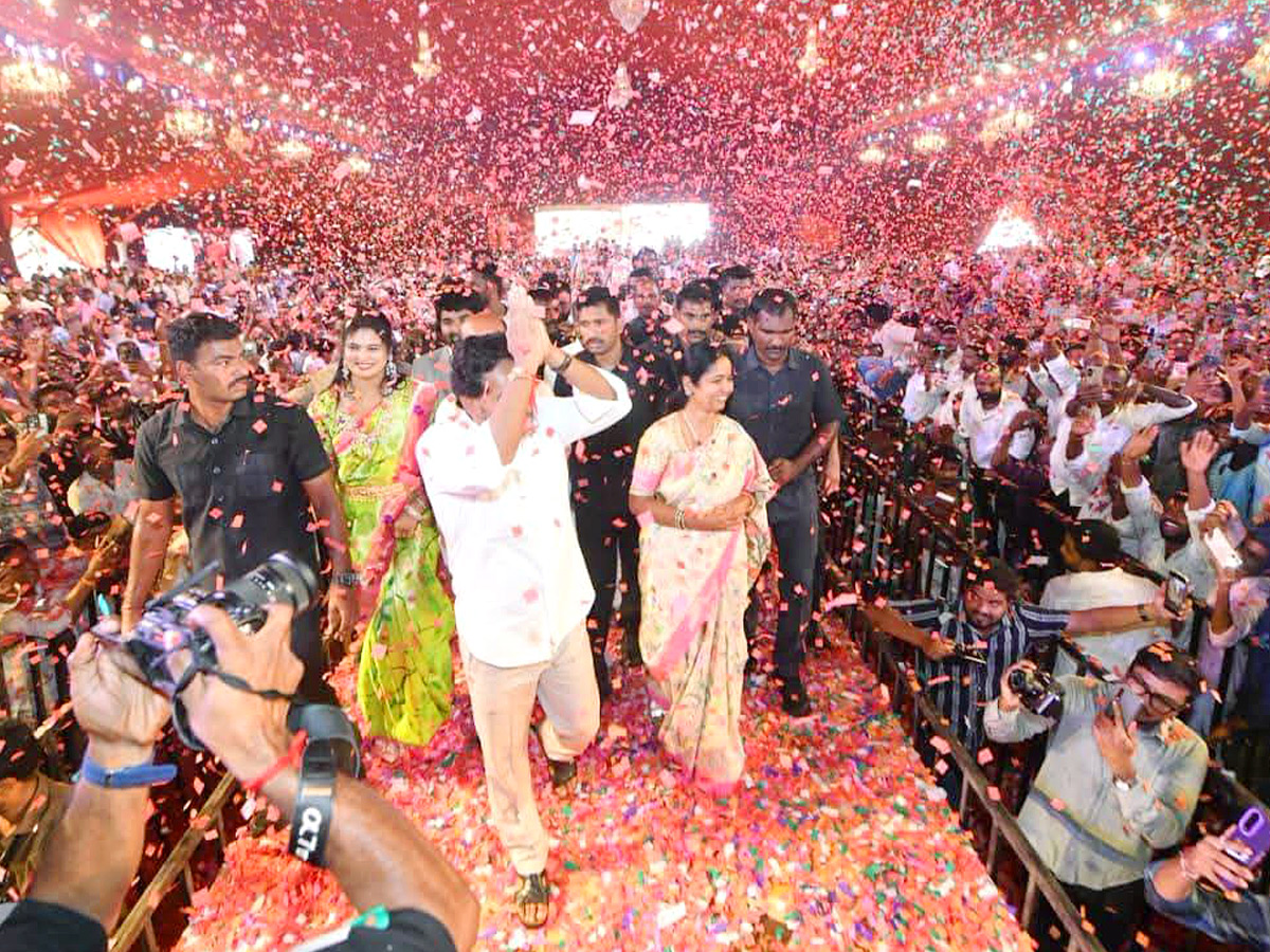 YS Jagan Receives Grand Welcome in Kurnool Photos7