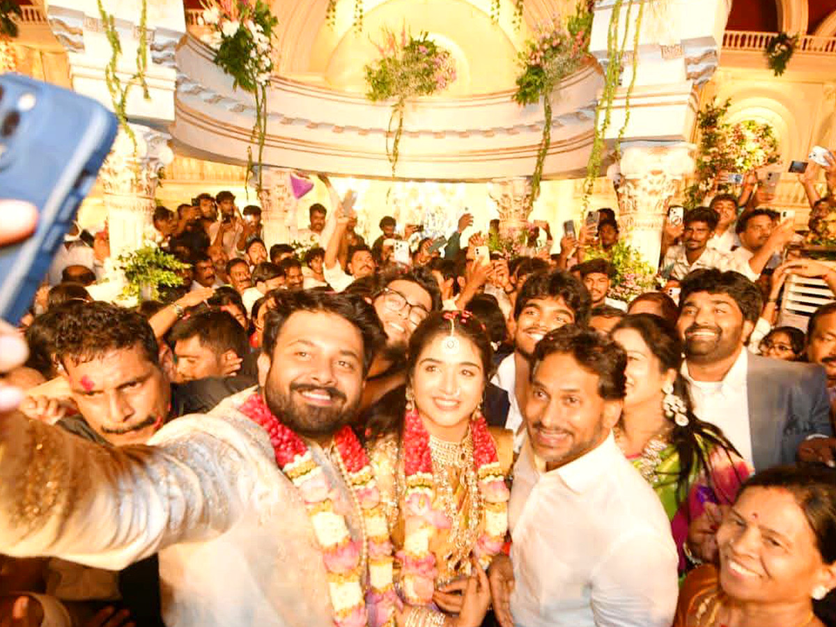 YS Jagan Receives Grand Welcome in Kurnool Photos8