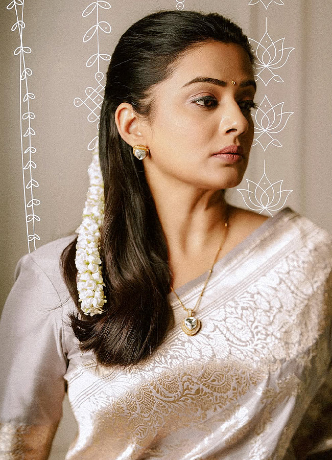 Beautiful in a Saree Actress Priyamani Stunning Looks Photos2
