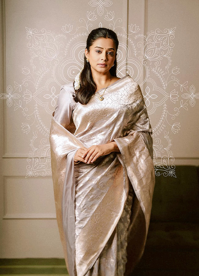 Beautiful in a Saree Actress Priyamani Stunning Looks Photos5