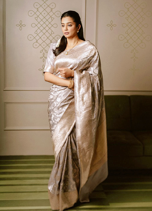 Beautiful in a Saree Actress Priyamani Stunning Looks Photos7