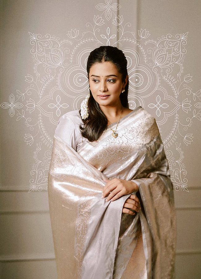 Beautiful in a Saree Actress Priyamani Stunning Looks Photos8