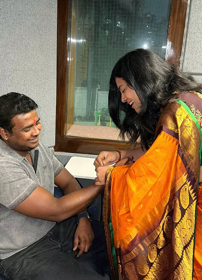 Singer Sameera Ties Rakhi to Rahul Sipligunj Heartwarming Raksha Bandhan Moments4