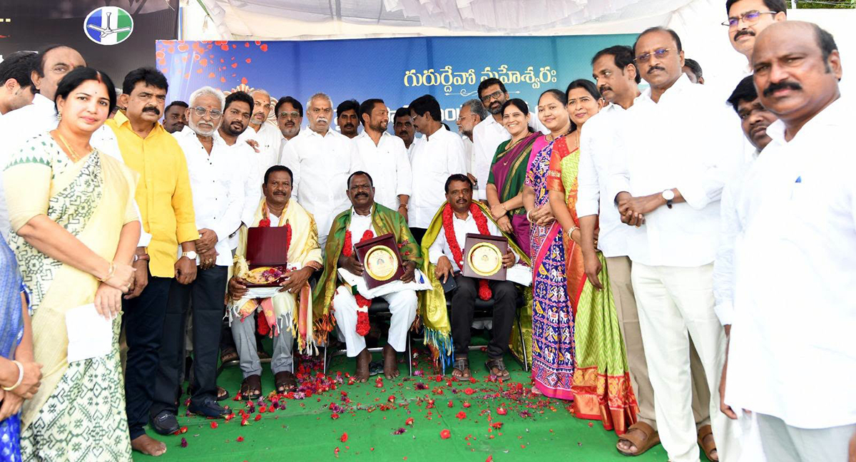 YSRCP Protests Against Irregularities Nara Lokesh Over Mega DSC Scam 16