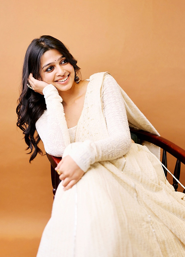 MAD Fame Ananthika A Beauty Like a Celestial Goddess Photos4