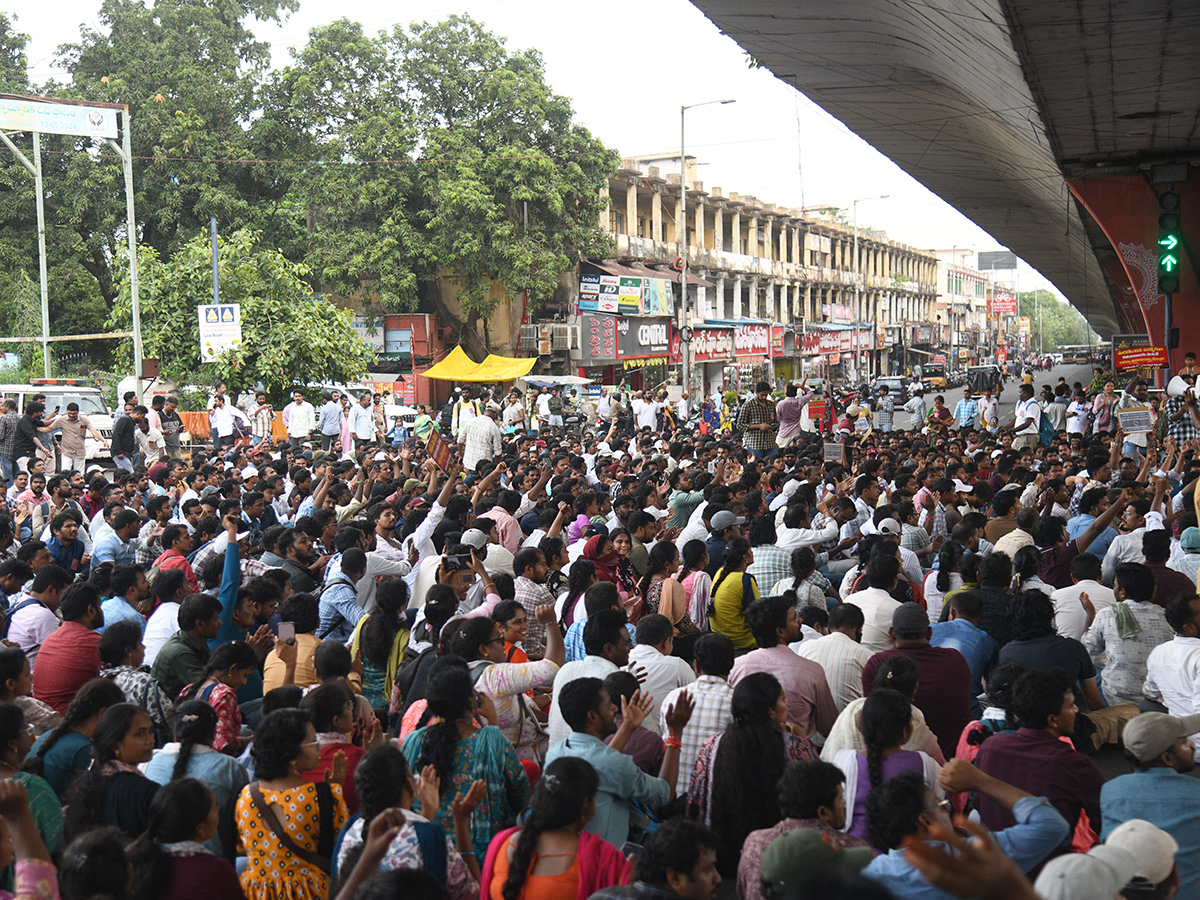 Secretariat employees stage protest by sitting on the road10