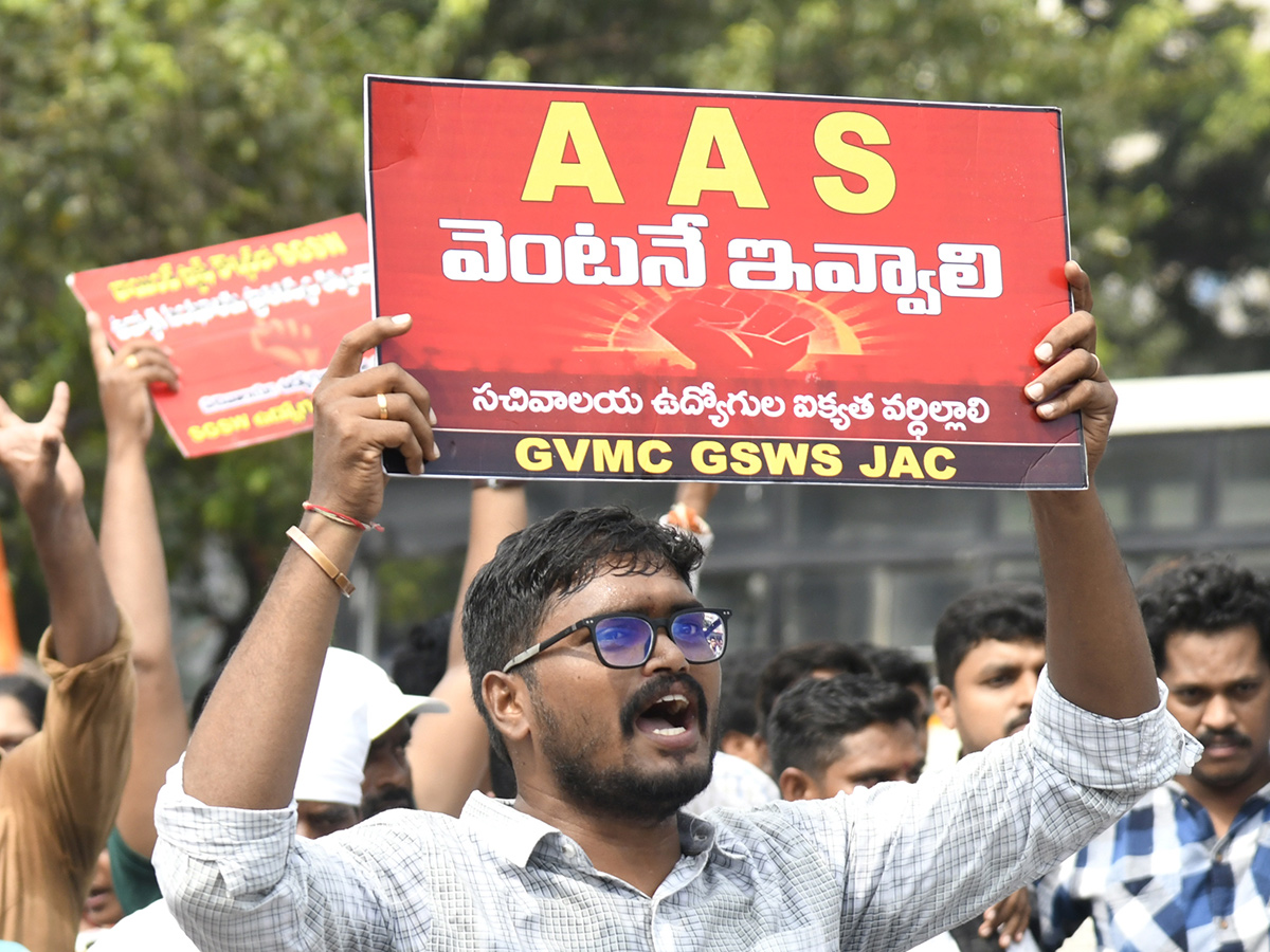 Secretariat employees stage protest by sitting on the road13
