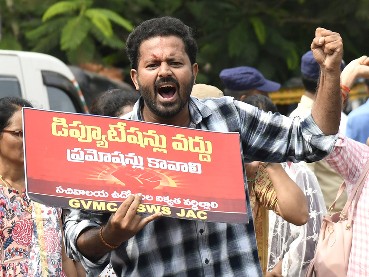 Secretariat employees stage protest by sitting on the road14