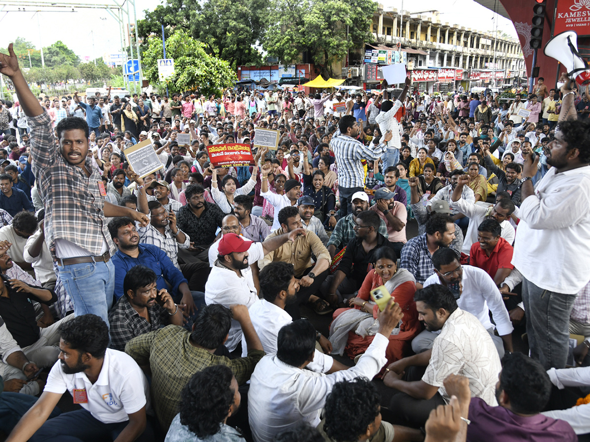 Secretariat employees stage protest by sitting on the road4