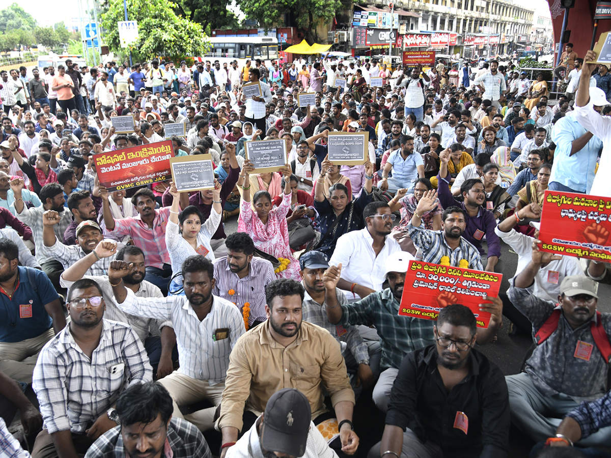 Secretariat employees stage protest by sitting on the road5