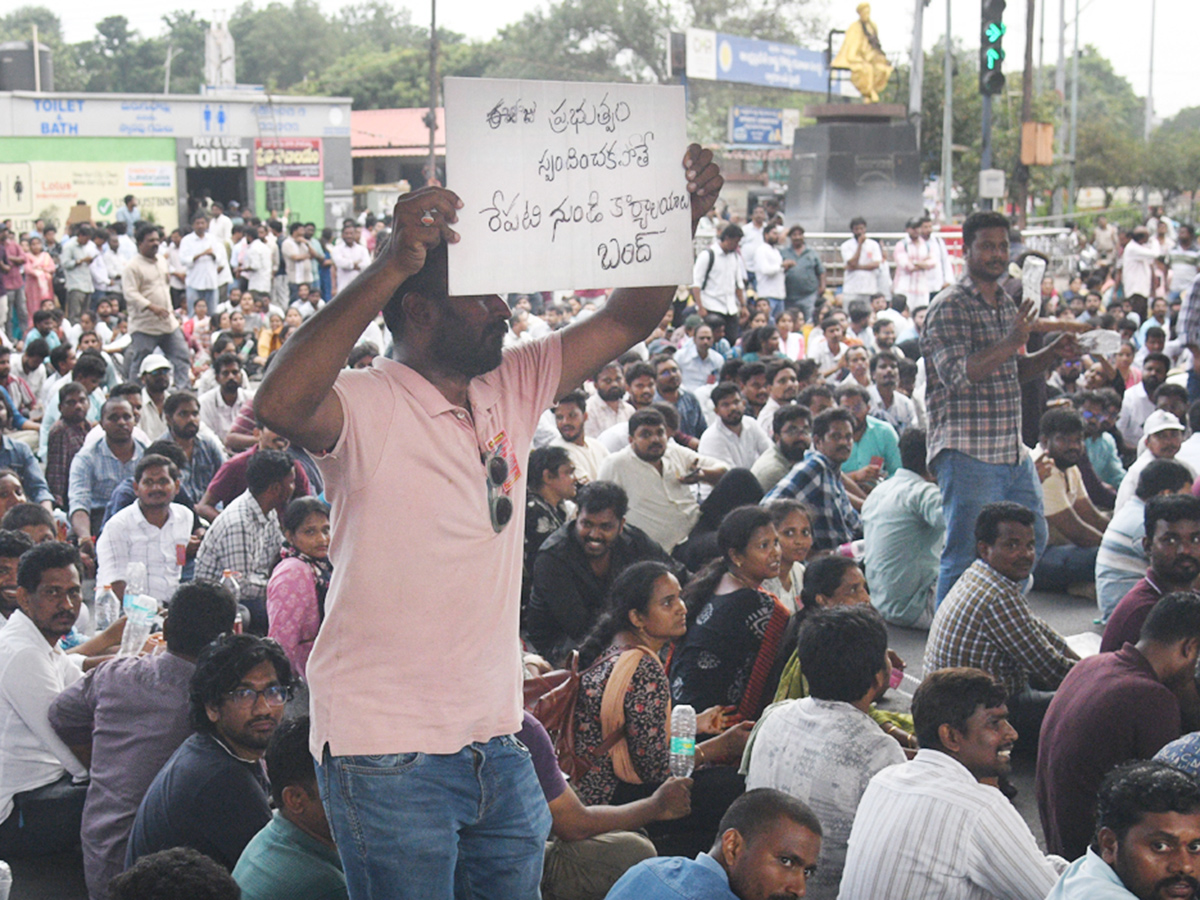 Secretariat employees stage protest by sitting on the road8