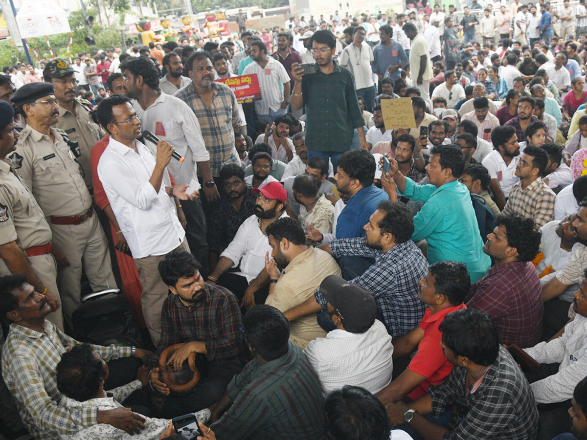 Secretariat employees stage protest by sitting on the road9