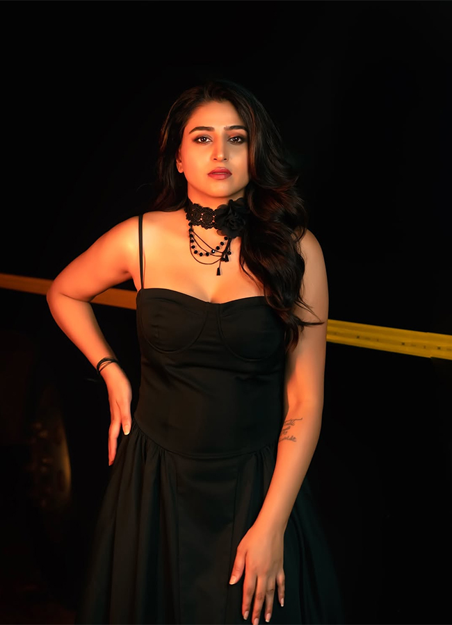 Glamorous anchor Varshini Sounderajan Enters the Bigg Boss house6