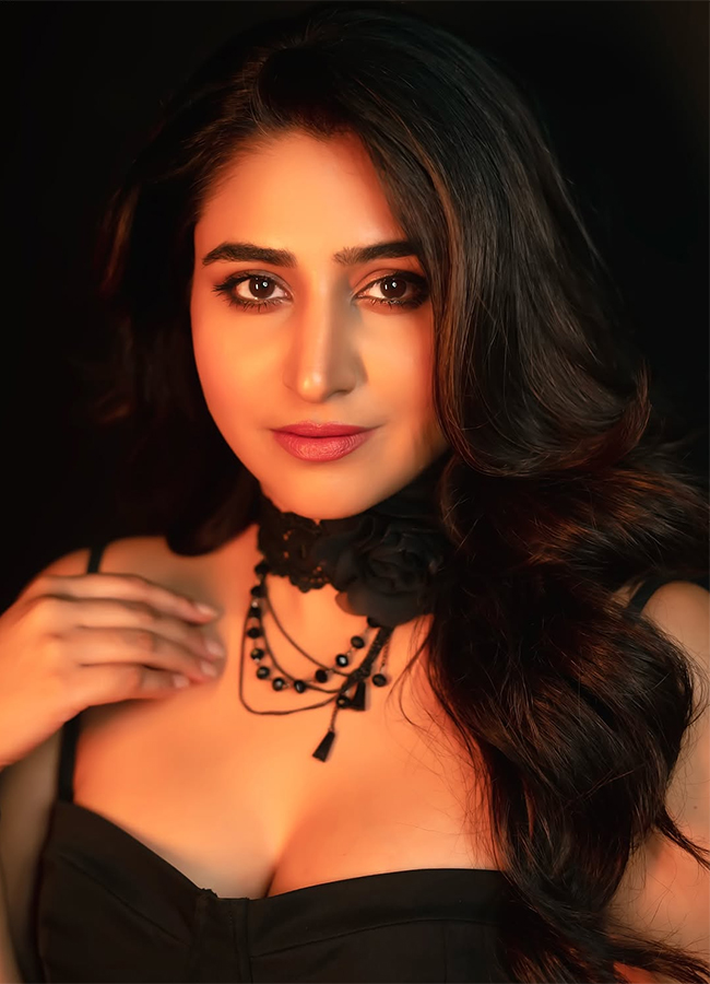 Glamorous anchor Varshini Sounderajan Enters the Bigg Boss house7