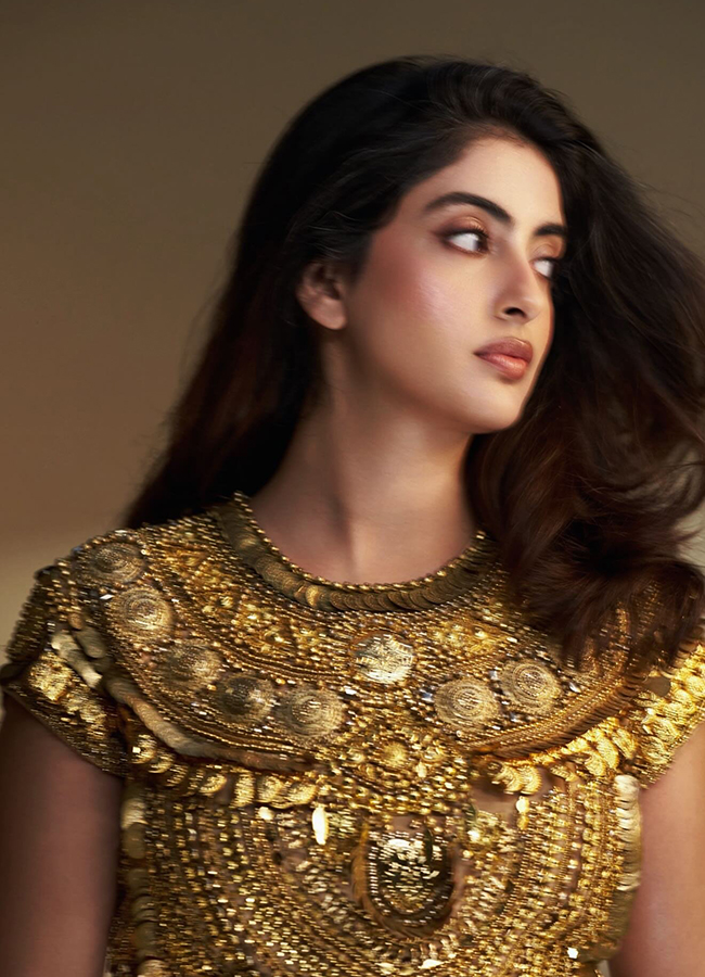 Navya Naveli Nanda Dazzles in a Stunning Gold Dress Viral Photos3