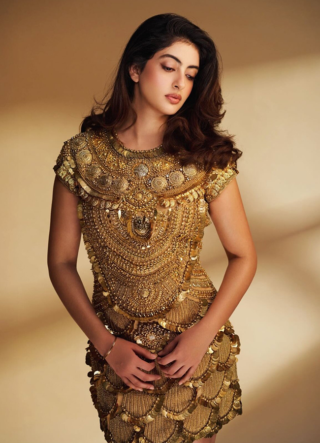 Navya Naveli Nanda Dazzles in a Stunning Gold Dress Viral Photos5