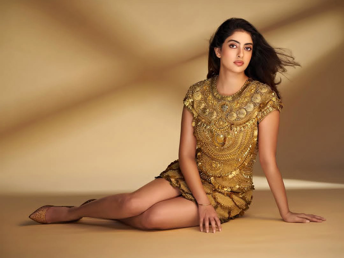 Navya Naveli Nanda Dazzles in a Stunning Gold Dress Viral Photos8