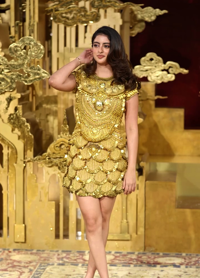 Navya Naveli Nanda Dazzles in a Stunning Gold Dress Viral Photos9