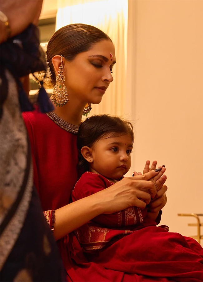 Bollywood : deepika padukone baby bump viral photos11