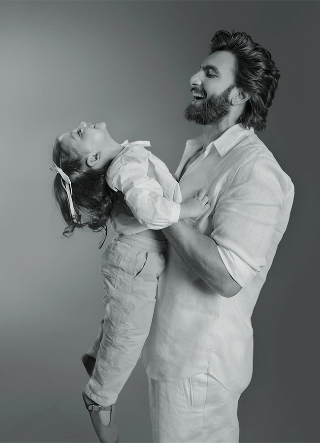 Bollywood : deepika padukone baby bump viral photos4