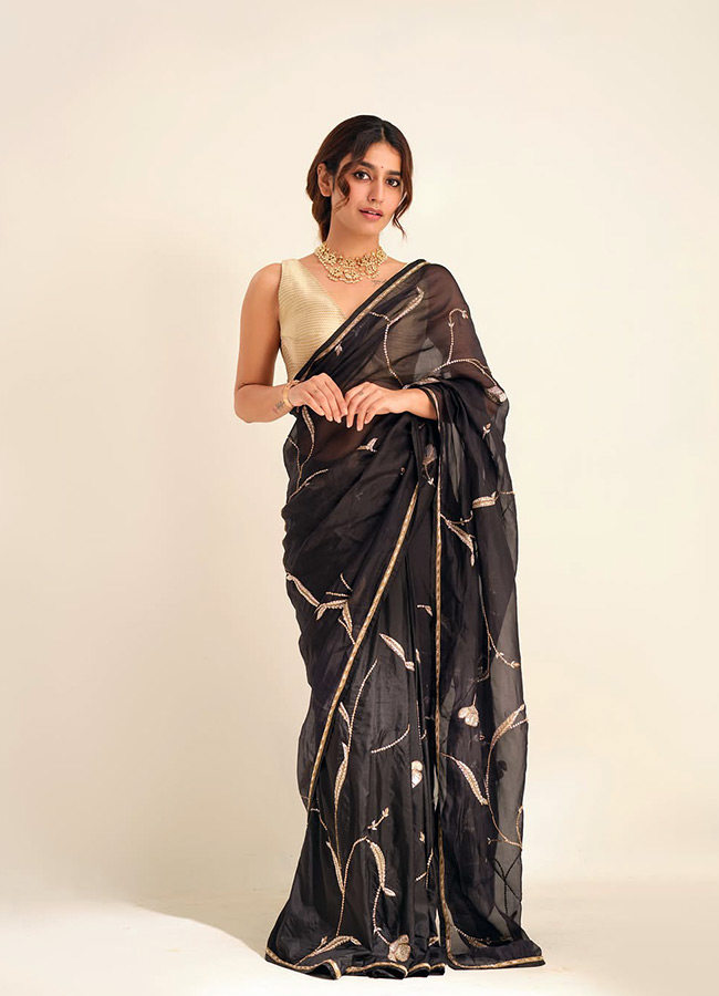 Priya Prakash Varrier Mesmerizes in a Stunning Black Saree Photos3