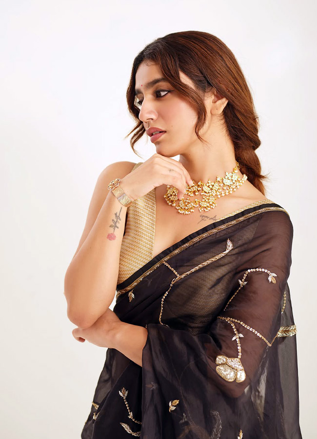 Priya Prakash Varrier Mesmerizes in a Stunning Black Saree Photos7