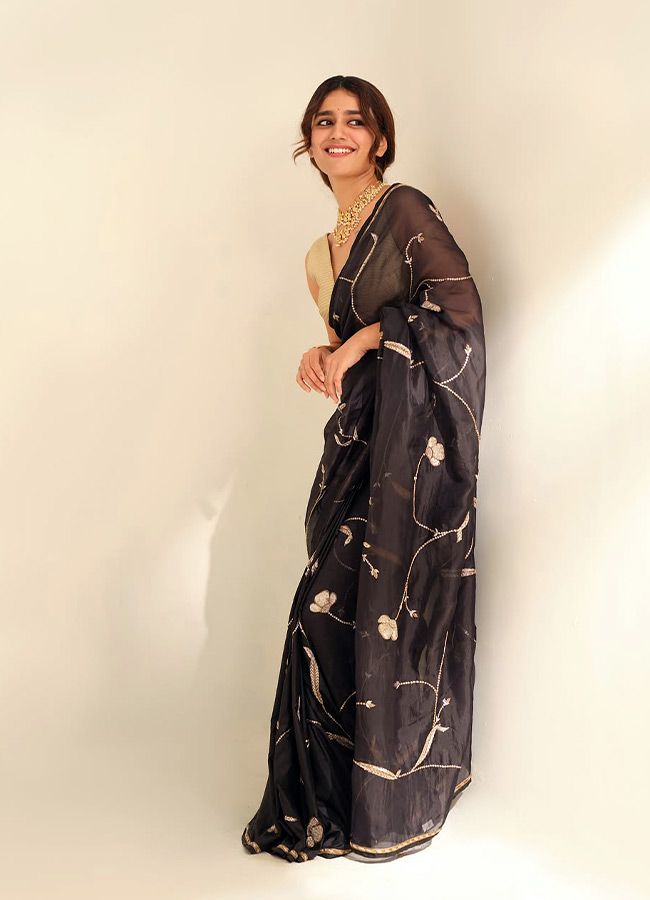 Priya Prakash Varrier Mesmerizes in a Stunning Black Saree Photos9