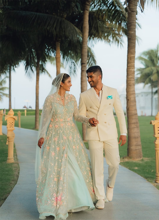 Nivedhithaa Sathish gets engaged to photographer shares photos4