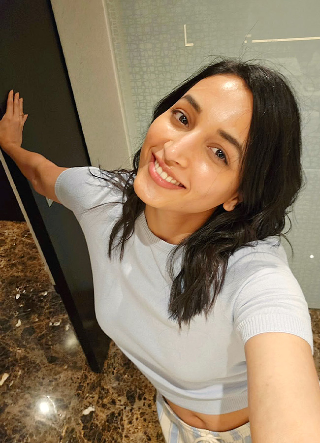 Stunning Beauty in a Simple Look Srinidhi Shetty Photos11