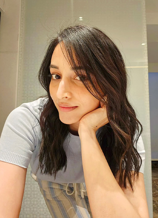 Stunning Beauty in a Simple Look Srinidhi Shetty Photos2