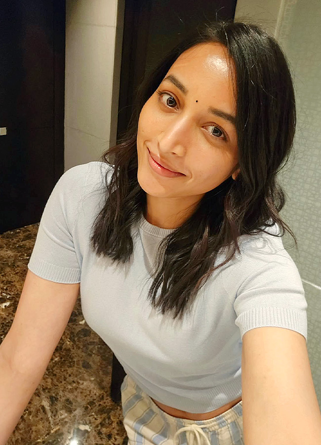 Stunning Beauty in a Simple Look Srinidhi Shetty Photos4