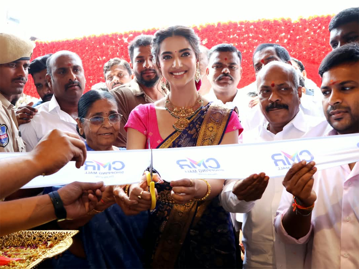 Actress Meenakshi Chaudhary in Vanasthalipuram HD Photos2
