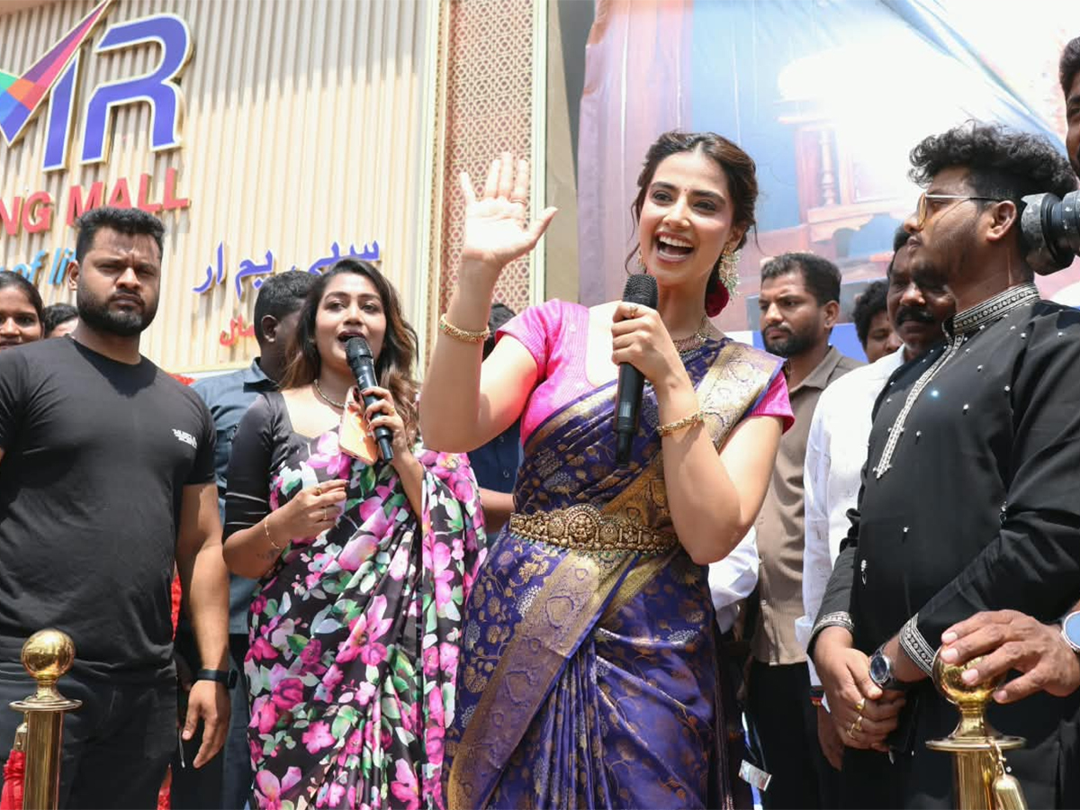 Actress Meenakshi Chaudhary in Vanasthalipuram HD Photos4